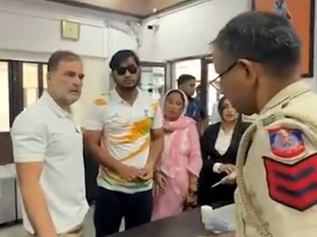 पैलेट गन फायरिंग मामला, FIR दर्ज न होने से धरने पर बैठे राहुल गांधी, पीड़ित भी साथ