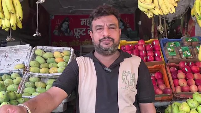 ‘मैं Paytm से अकाउंट अपडेट करने आया हूं’… फल विक्रेता को पहले किया गुमराह, फिर उड़ा ले गया 39000