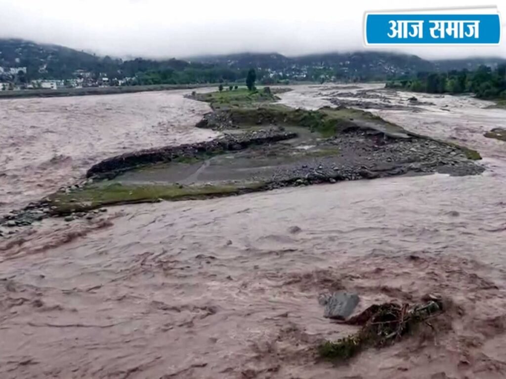Jammu Kashmir Cloudburst: जम्मू-कश्मीर के किश्तवाड़ में बादल फटा, कई दुकानें तिनके की तरह बहीं, राजौरी में भूस्खलन | National