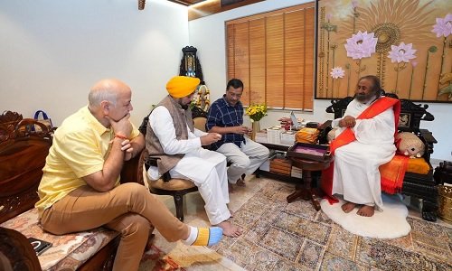 मुख्यमंत्री भगवंत मान ने अरविंद केजरीवाल और मनीष सिसोदिया के साथ श्री श्री रविशंकर जी का आशीर्वाद लिया
