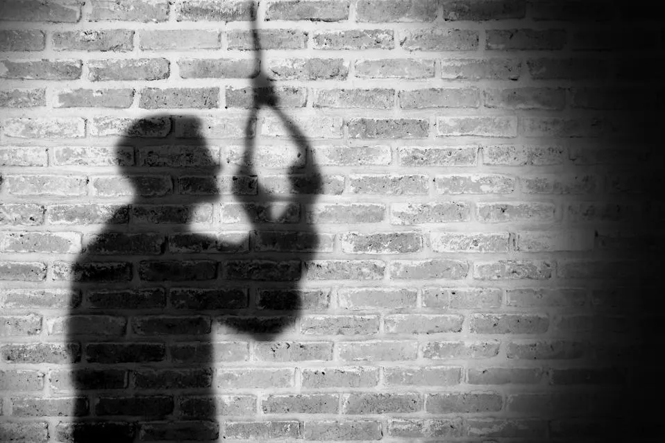युवक ने पेड़ से लटककर जान दी, सब-इंस्पेक्टर पर गंभीर…