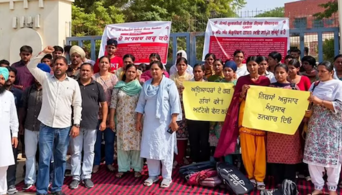 ढिलवान कॉलेज के शिक्षकों ने गेट बंद करके किया विरोध…
