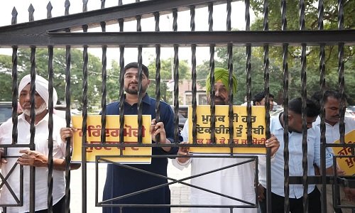 ED की रेड के विरोध में AAP नेताओं और कार्यकर्ताओं का प्रदर्शन, ईडी की टीमों का किया घेराव