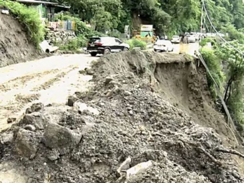पहाड़ी राज्यों में भारी बारिश से जनजीवन अस्त-व्यस्त, भूस्खलन से कई रास्ते बंद, यूपी में कई हादसों में 13 लोगों की मौत