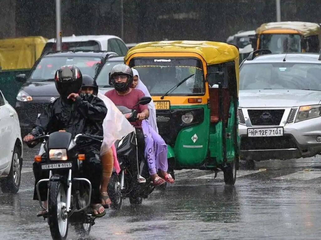 देश के 23 राज्यों में आज भारी बारिश का अलर्ट, दिल्ली-NCR में बारिश का अनुमान