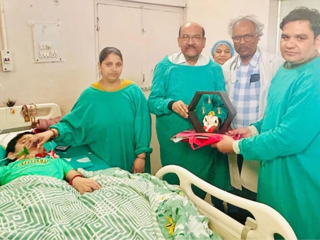 2 साल अस्पताल में वेंटिलेटर पर रहा बच्चा, पिता का काम छूटा, उम्मीद और भरोसे की बदौलत आखिरकार घर लौटा दक्ष