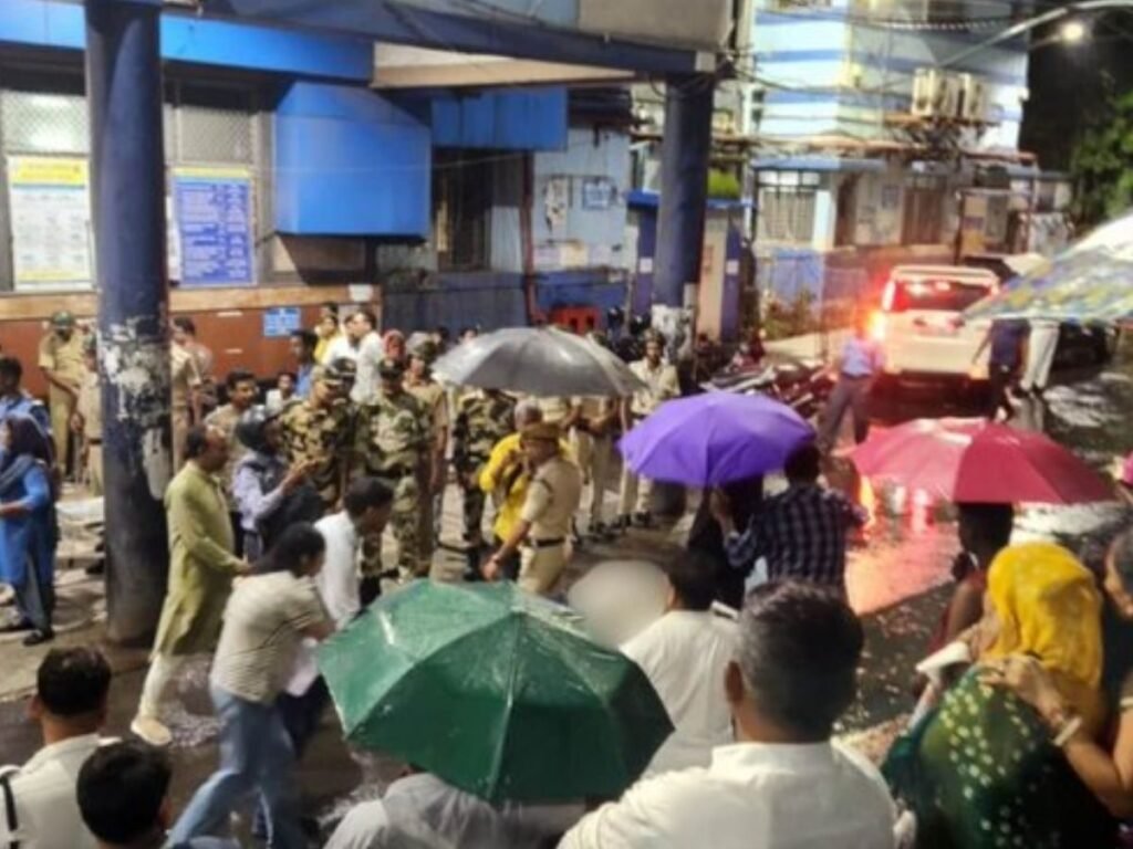 कोलकाता दुर्गा पूजा पंडाल में भगदड़ से 19 की मौत, 25 घायल, मृतकों के परिवार को 25 लाख और सरकारी नौकरी | National