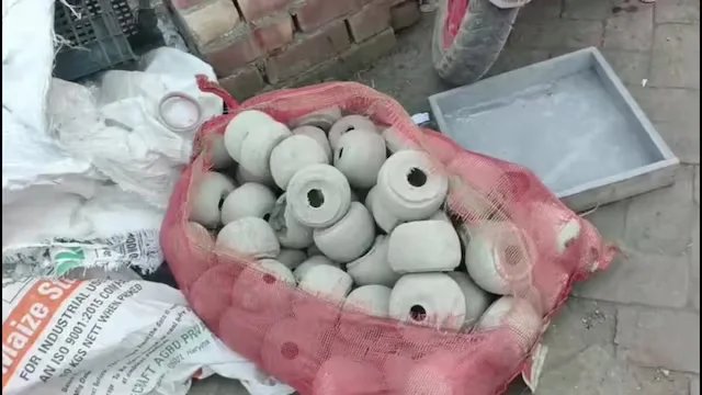 रोहतक में अवैध पटाखा फैक्ट्रीः बाहर से बंद, अंदर काम करते थे मजदूर, पुलिस की रेड में 2 करोड़ रुपये के पटाखे जब्त