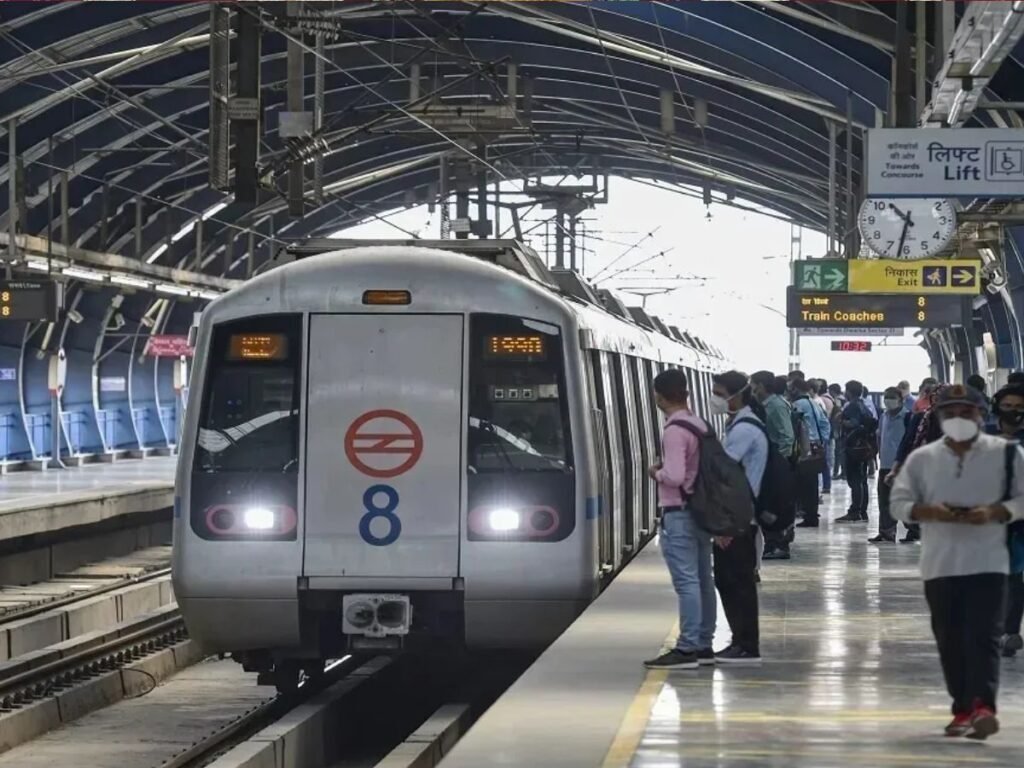 दिल्ली मेट्रो में सीट पर बैठने को लेकर विवाद, मारपीट में व्यक्ति की हुई मौत, मां ने दर्ज कराई FIR