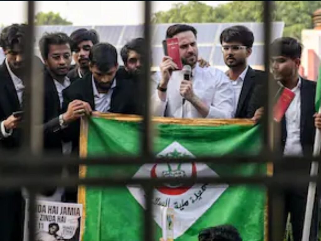 जामिया में चल रहा प्रदर्शन हुआ बेकाबू, छात्राओं और महिला पुलिस में झड़प, कई छात्र हिरासत में