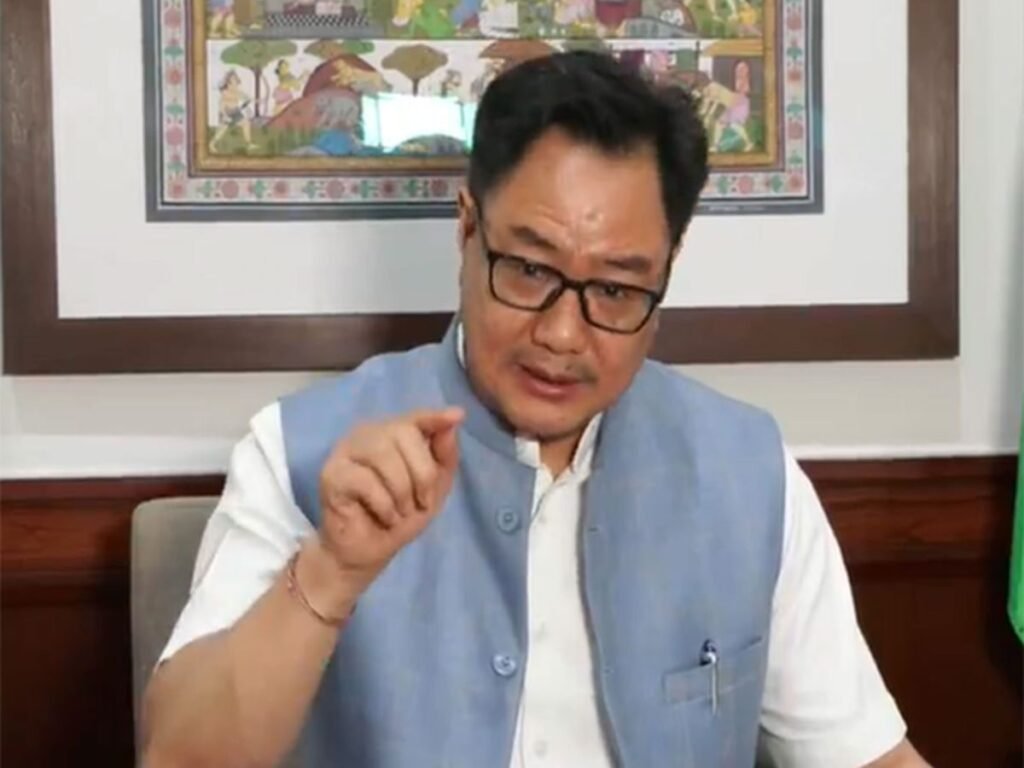 ‘रिजिम चेंज’ वाले बयान पर सरकार सख्त, रिजिजू ने चेताया, कहा- कान खोलकर सुन लो, भारत बांग्लादेश नहीं है